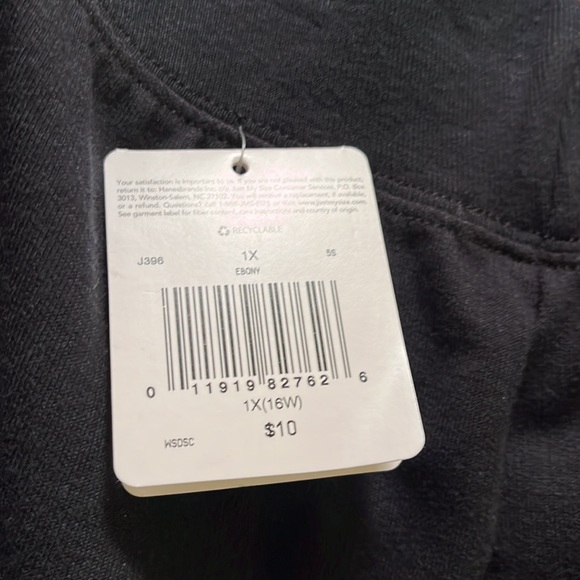 NWT Womens 1X black shorts with pockets in front. Excellent condition - Picture 3 of 6